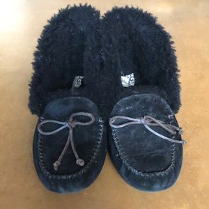 Black ugg slip ons